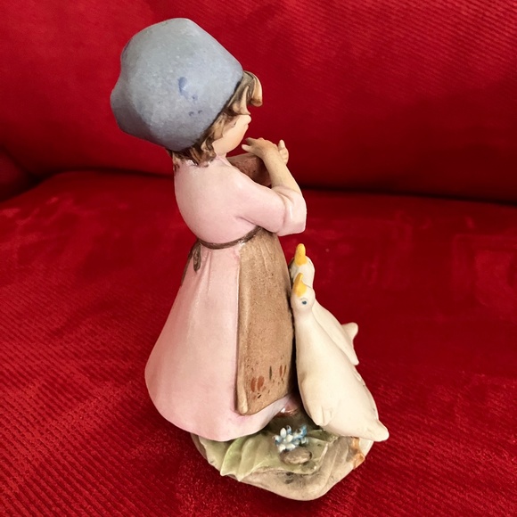 Capodimonte Girl Feeding Geese - Picture 2 of 4